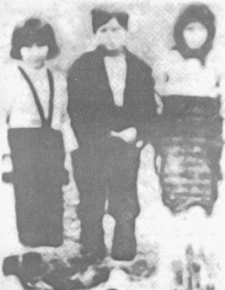  Из јаме Бикуше је спашено и троје дјеце: (с лијева на десно) МАРА ЦРНОГОРАЦ, МИЋО и АНЂА ЕРЦЕГ (снимљени су изнад саме јаме у јесен 1944. године 